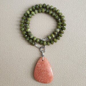 GREEN JADE NECKLACE W/ PEACH CALCITE DROP--16"